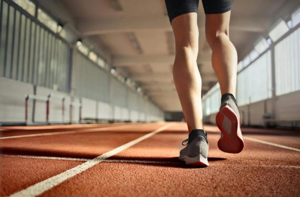 Coureur piste athlétisme ostéopathie sportive prévention blessures récupération performance sport Paris 15ème