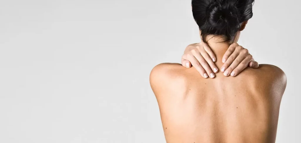 Femme souffrant tensions musculaires cervicales douleurs articulaires épaules traitement ostéopathique bien-être Paris 15ème