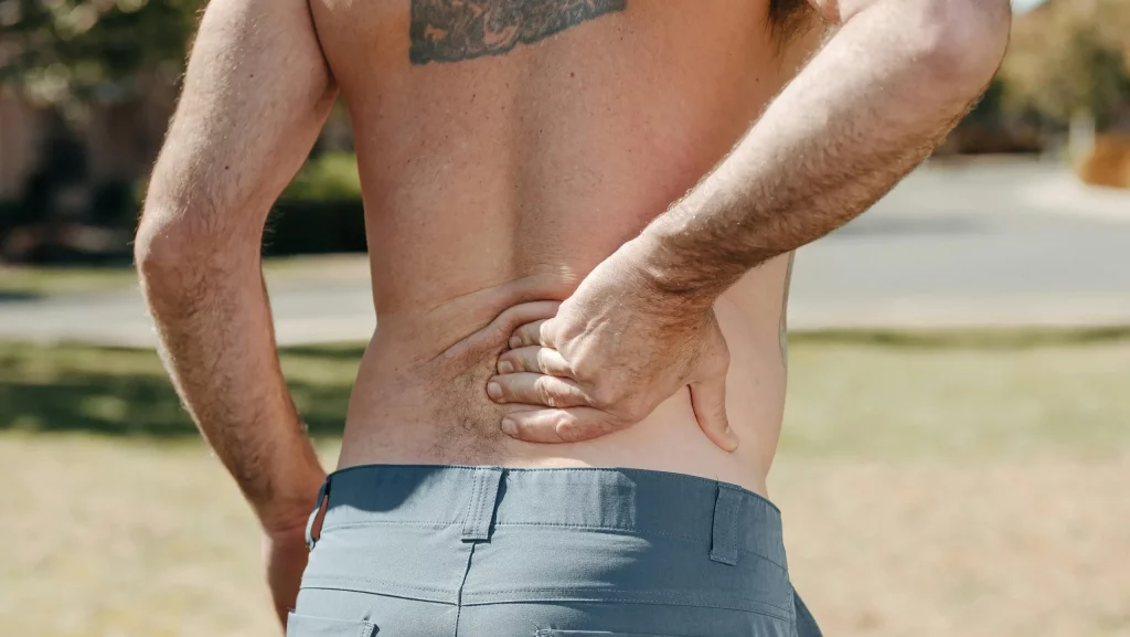 Homme souffrant lombalgie douleur lombaire chronique mal de dos traitement ostéopathique sciatique Paris 15ème