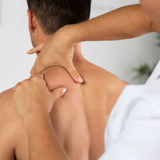 Ostéopathe effectuant manipulation dorsale sur patient masculin pour traitement douleurs musculaires Paris 15ème